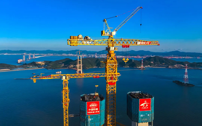 246.3米封頂！這座世界級(jí)跨海大橋“徐工造”