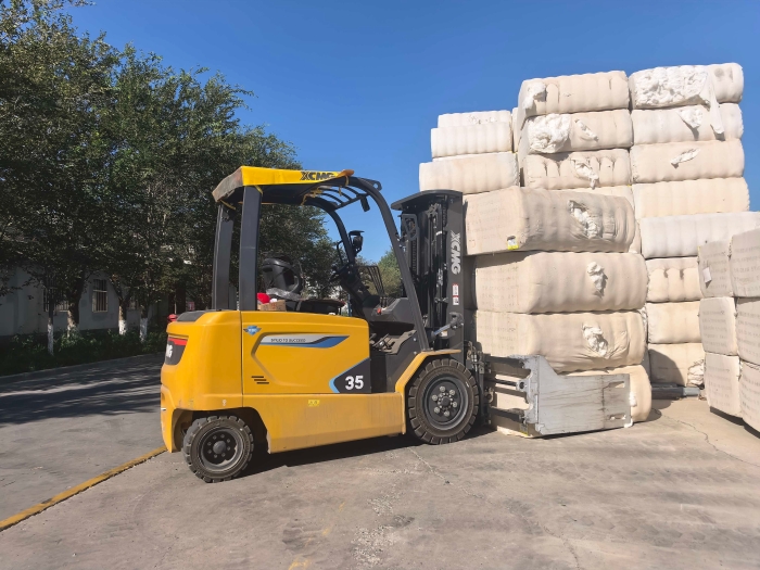 徐工鯤鵬電動叉車，賦能西北棉花產(chǎn)業(yè)高效運轉(zhuǎn)