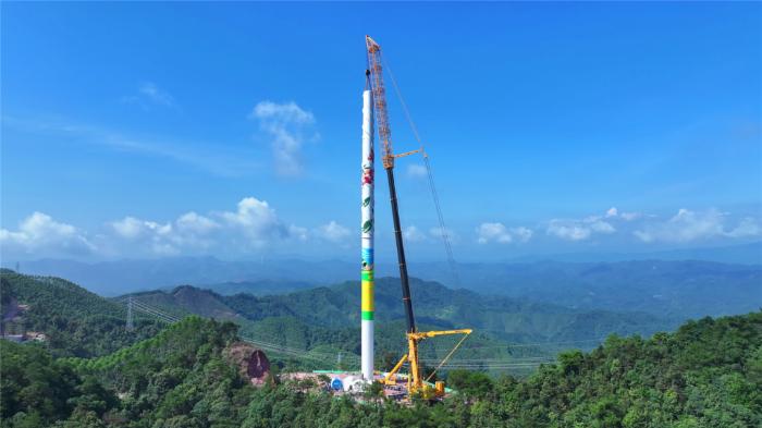 402噸重載轉(zhuǎn)場(chǎng)！全球第一吊“輕松駕馭”崎嶇山路