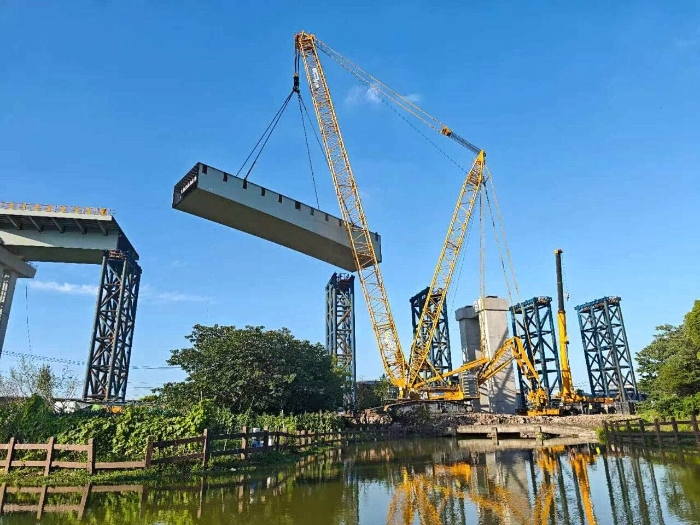 螺螄殼里做道場(chǎng)？徐工XGC11000高架旁上演“極限操作”