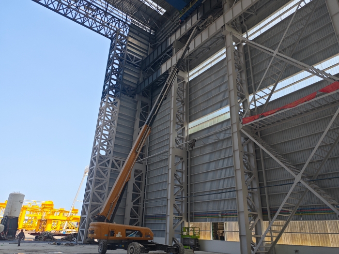 52米“巨臂”顯神通！徐工純電動(dòng)高空作業(yè)平臺(tái)高效攻堅(jiān)藍(lán)水海洋車間擴(kuò)建