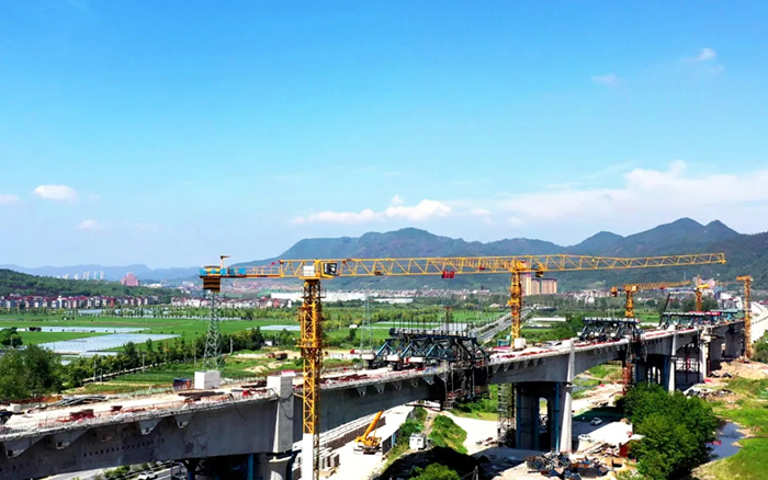 凌空起舞，飛跨南北！徐工群塔助建浙江“詩(shī)畫(huà)走廊”
