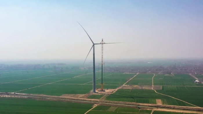 暴雨中橫走的 “鋼鐵巨獸”！徐工 4000 噸起重機(jī)撐起 160 米風(fēng)電，這細(xì)節(jié)太硬核！