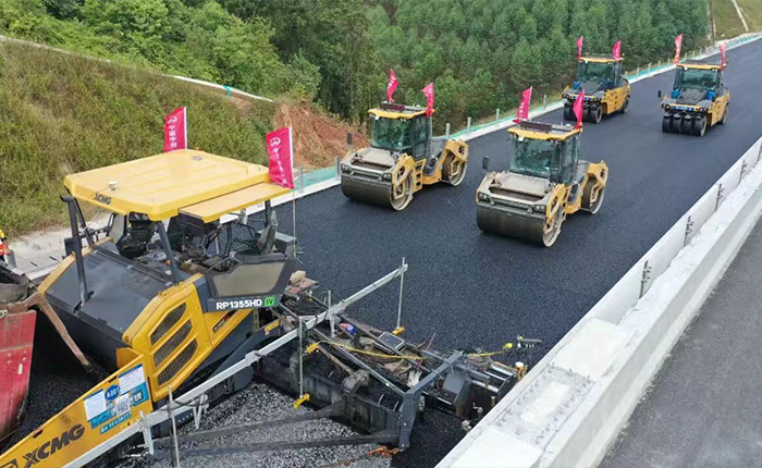 廣西首現(xiàn)無(wú)人化攤鋪！蒼容高速智慧施工引關(guān)注