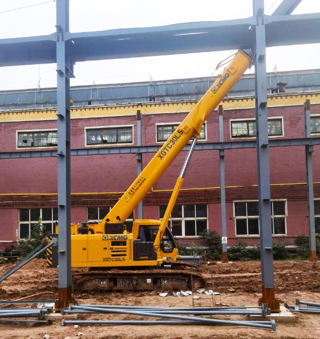擎臂破泥濘，穩(wěn)力定乾坤！XGTC30L5攻堅(jiān)泥沼鋼結(jié)構(gòu)吊裝