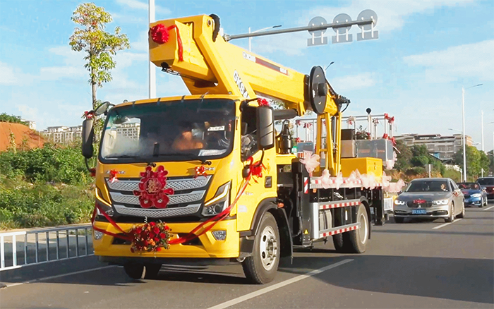婚車新物種！徐工高空作業(yè)車見(jiàn)證“硬核浪漫”
