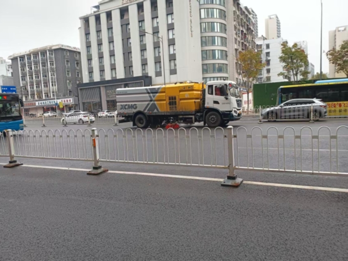 六年品質(zhì)見(jiàn)證硬核實(shí)力，徐工18噸洗掃車獲當(dāng)?shù)乜蛻酎c(diǎn)贊！