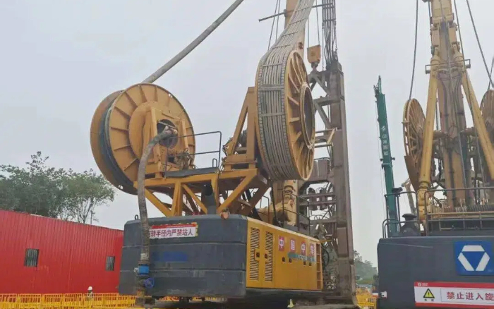 地質(zhì)無難題！徐工雙輪銑槽機(jī)助力區(qū)域基建按下 “加速鍵”